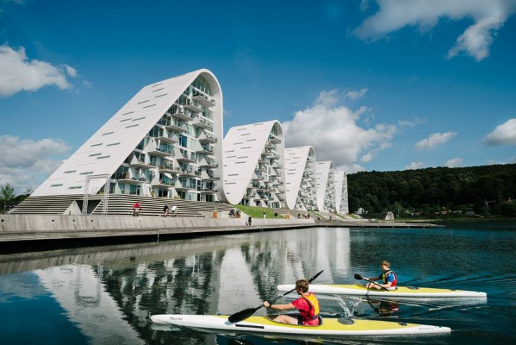 the wave apartemen ombak ikon baru vejle denmark karya Henning Larsen architecture arsitektur apartment waterfront