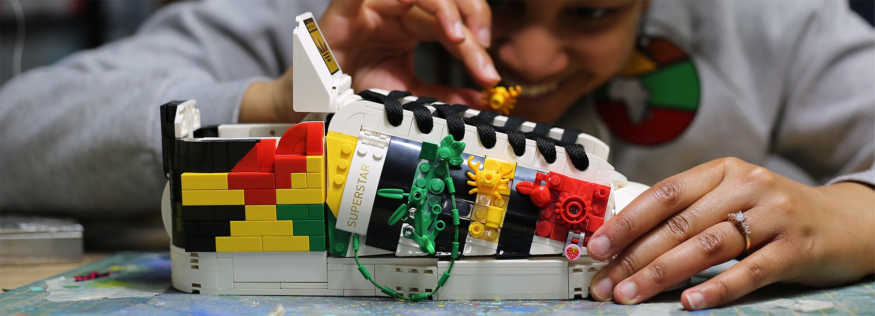 BERKREASI DENGAN LEGO SERI ADIDAS ORIGINAL SUPERSTAR SEPATU SNEAKER COLLECTOR MODEL DSGNTALK DESIGN CREATIVITY